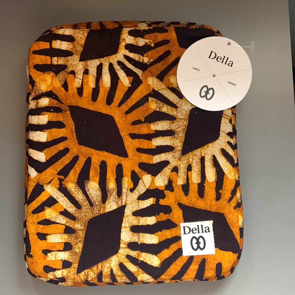 Carring case, I pad case. NWT. This a a brand new case in perfect conditions.